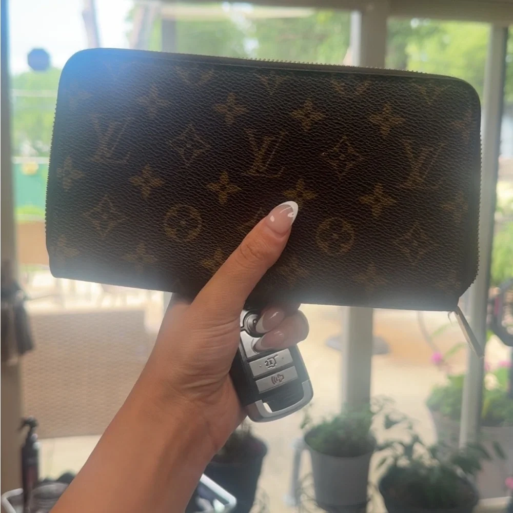 Louis Vuitton Monogram Zip-Around Wallet - Brown/Gold